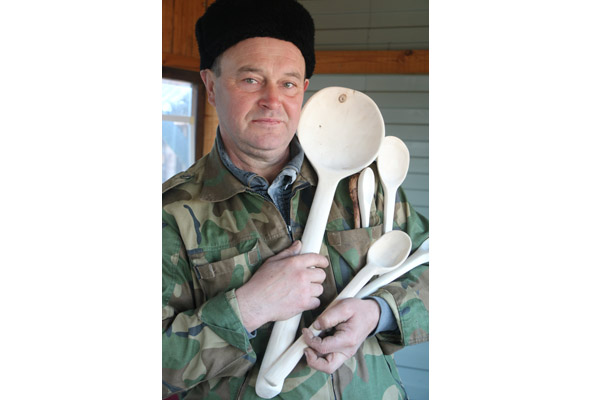 Жителя поселка Рясно Александра Кружкова в Дрибинском районе знают как человека творческого