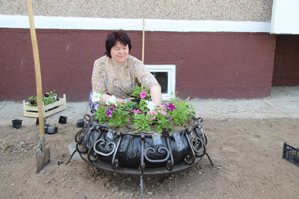 Жительница Дрибина Валентина Ковалькова за собственные средства приобрела оригинальную кованую подставку для цветов