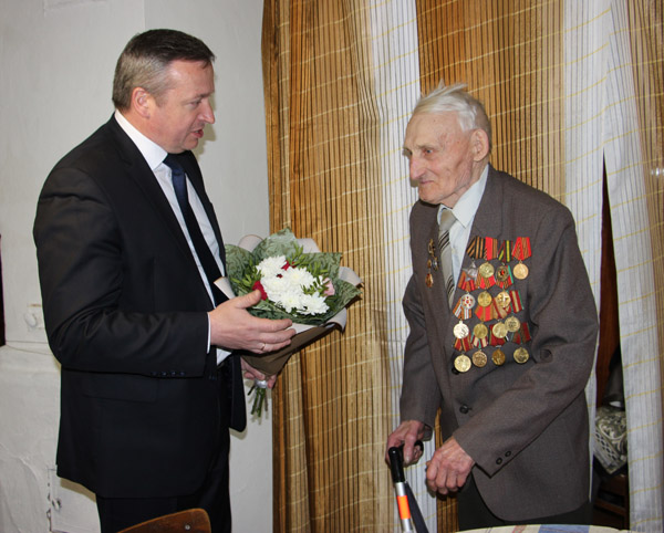 Председатель Дрибинского райисполкома поздравил ветеранов с Днем Победы