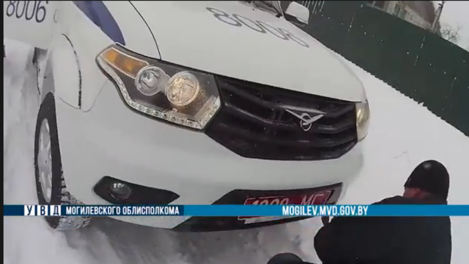 Дрибинские инспекторы ГАИ освободили водителей из снежного плена