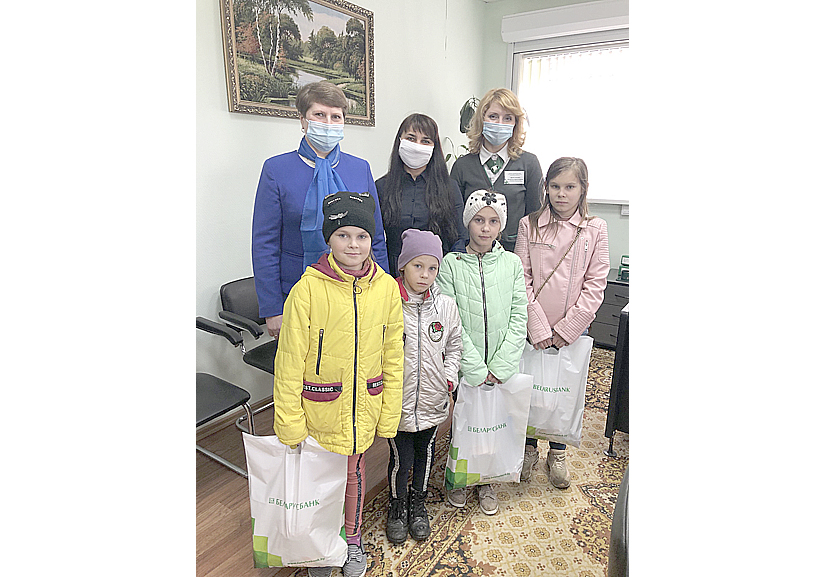 Сотрудники Беларусбанка поздравили многодетную семью с праздником