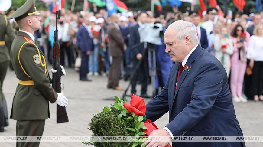 О сакральных символах, задачах молодежи, флаге с Эвереста и новом учебнике – выступление Лукашенко у Кургана Славы