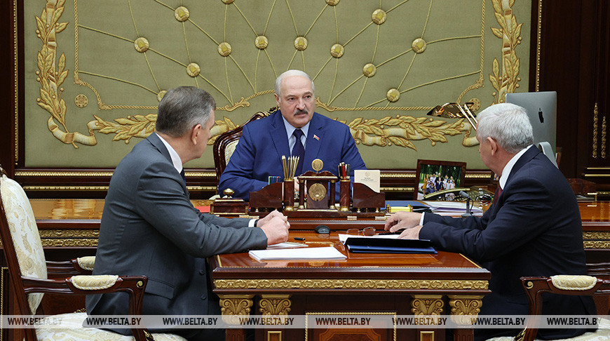 Экспорт, финансы, противодействие санкциям и развитие микроэлектроники. Лукашенко принял с докладом руководство Минпрома