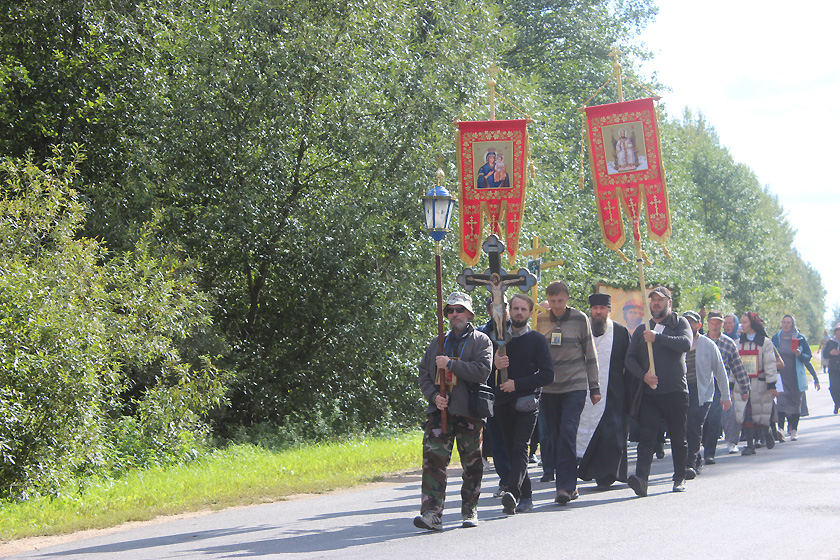 В понедельник верующие отправились крестным ходом из Могилева в Мстиславль через Дрибинский район
