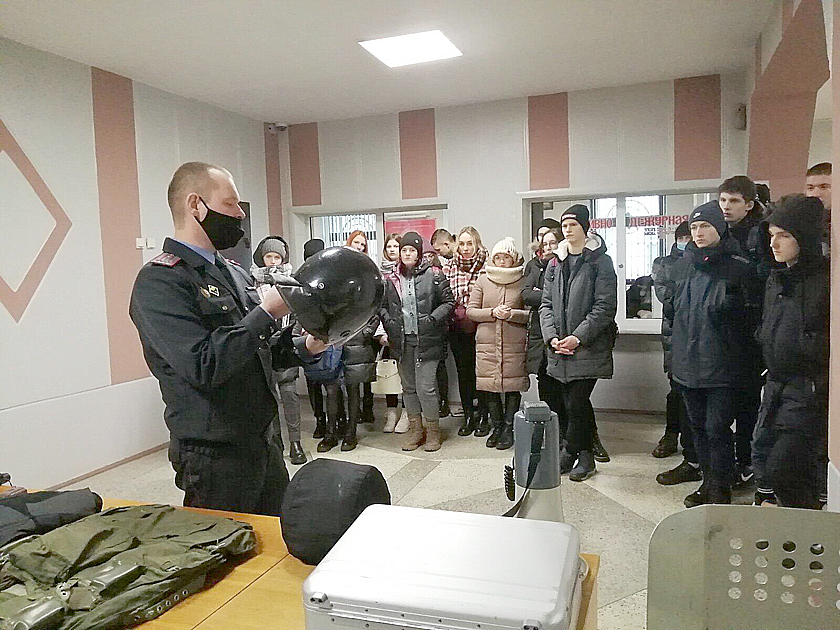 Сегодня, 24 ноября, в отделе внутренних дел Дрибинского райисполкома с экскурсией побывали учащиеся выпускного класса Дрибинской средней школы