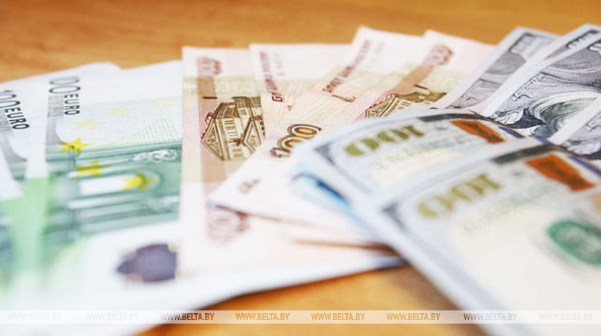 Доллар и евро на торгах 1 декабря подешевели, российский рубль подорожал