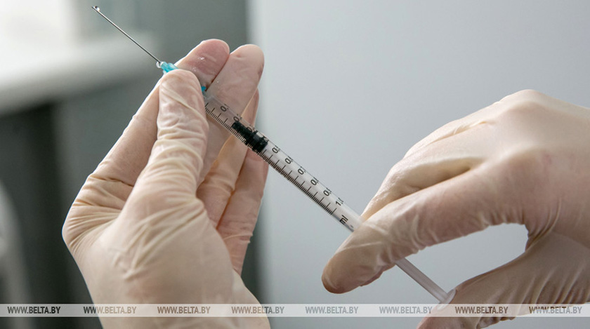 В Беларуси начали прививать вакциной “КовиВак”