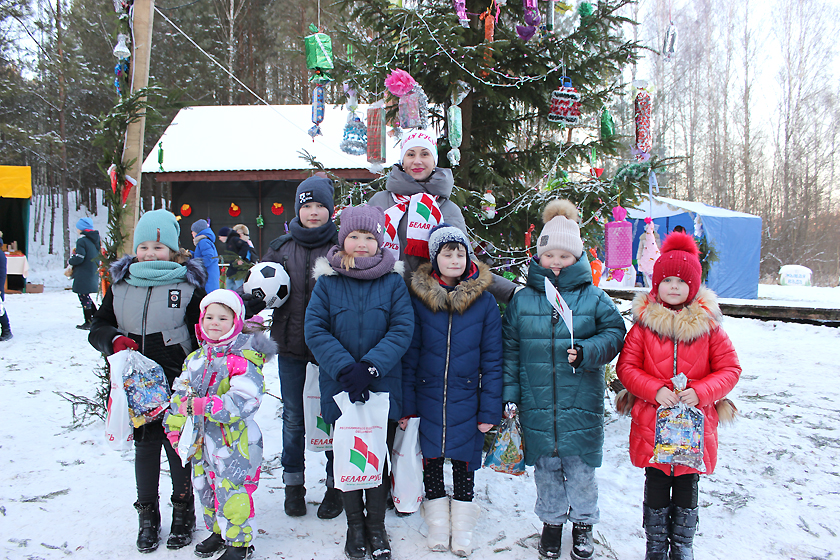 Дед Мороз «Белой Руси» определил победителя конкурса и подарил праздник детворе