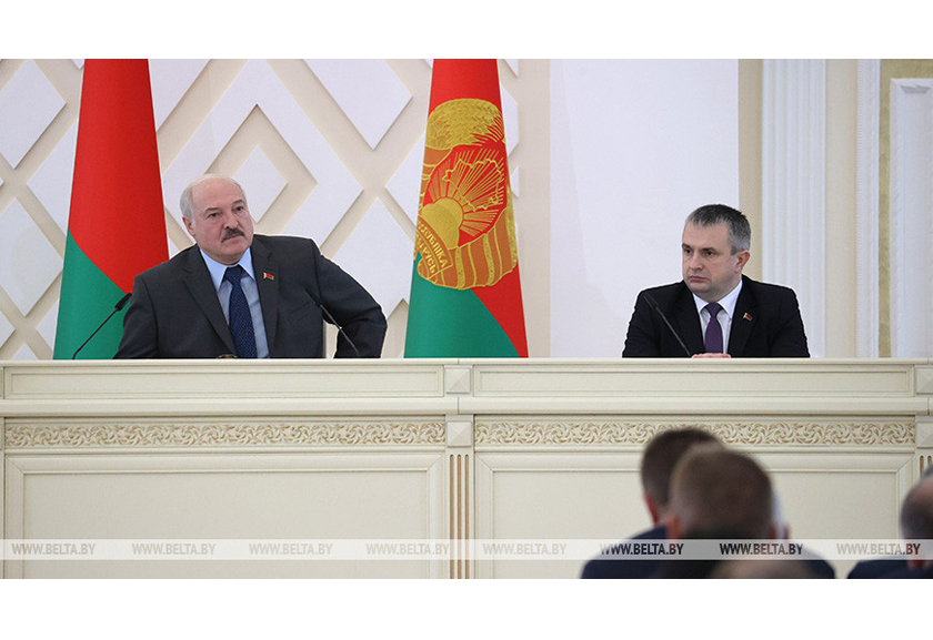 Александр Лукашенко подчеркивает важность создания и сохранения в райцентрах небольших производств