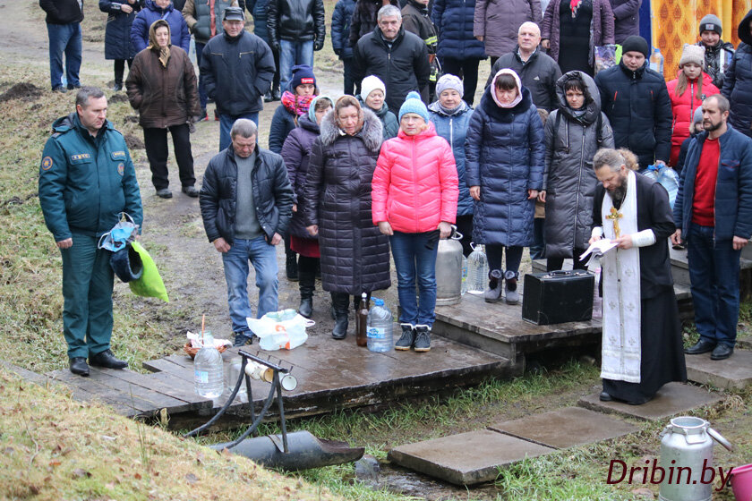 На Гремячей кринице сегодня освятили воду в купели