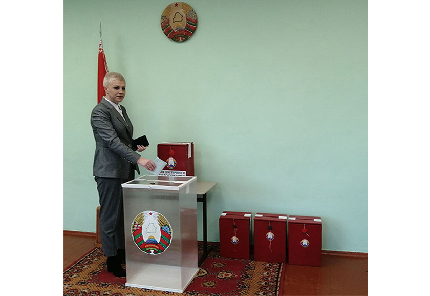 Глава района Ирина Стречин первой пришла проголосовать на  избирательный участок