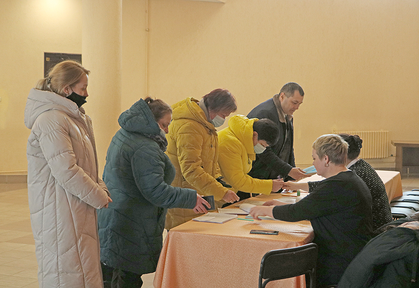 Дрибинчане активно идут на досрочное голосование по Референдуму
