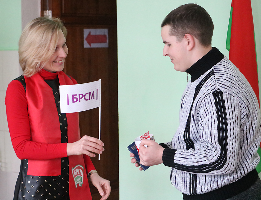 На Михеевском избирательном участке поздравили впервые голосующего избирателя