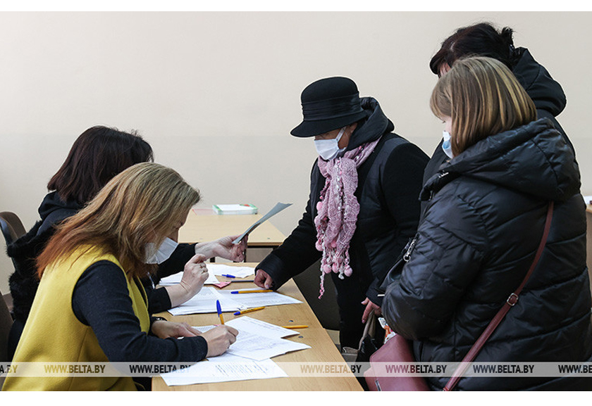 Александр Лукашенко отмечает высокую явку на досрочном голосовании по Конституции