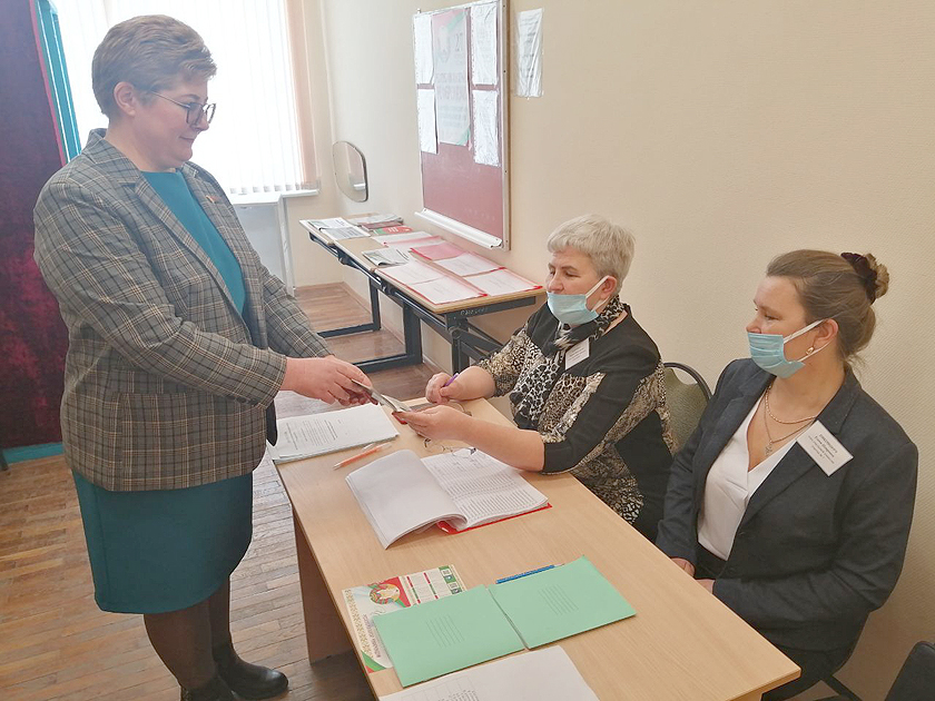 Светлана Николаевна Завидовская, председатель Дрибинского районного Совета депутатов приняла участие в досрочном голосовании в Референдуме