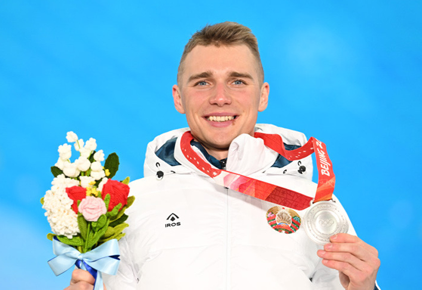 Белорусскому биатлонисту Антону Смольскому вручена серебряная медаль Олимпиады