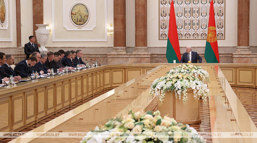 Александр Лукашенко: хотите иметь страну, за нее надо цепляться зубами и держаться
