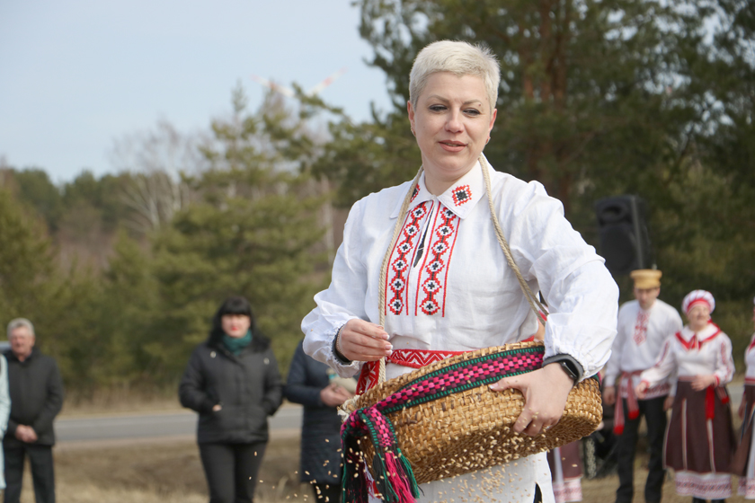 На Дрибинщине стартовала посевная кампания. Сегодня на поле ОАО “Дрибин-агро” прошел народный обряд «Засевки»