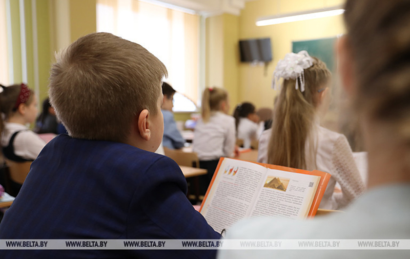 Александр Лукашенко о школьной форме: должно быть разнообразие, не надо загонять детей в какое-то узкое пространство