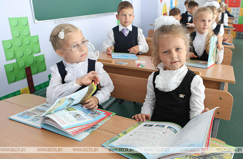 В Беларуси введут дополнительную маркировку для школьной одежды делового стиля