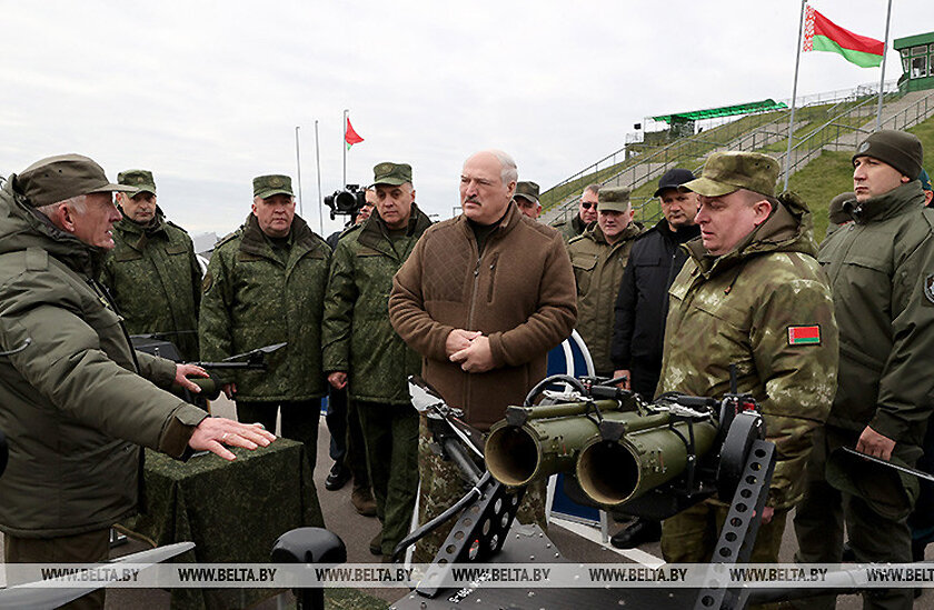 “Нежелательно, чтобы наши образцы воевали в Украине: все-таки свои люди”. Лукашенко ознакомился с белорусскими беспилотниками
