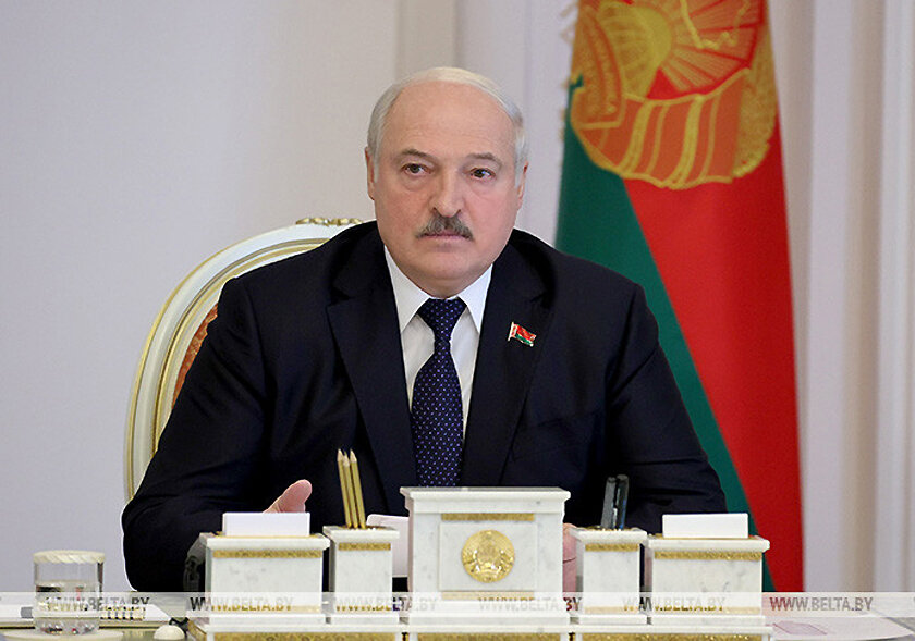 Лукашенко пообещал разобраться с тунеядцами: “Не работают, а соцуслуги получают, как все. Несправедливо”