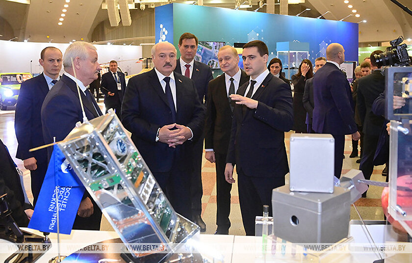 Лукашенко о выставке “Беларусь интеллектуальная”: надо всем показать, что делают наши ученые и что у нас есть будущее