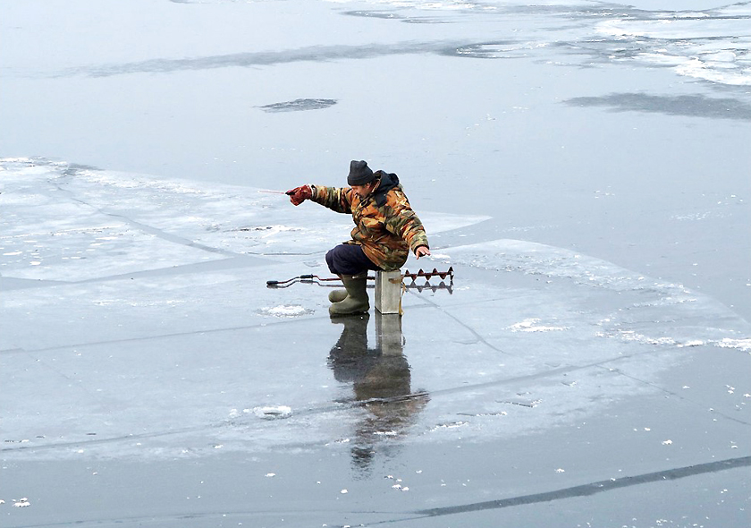 Спасатели напомнили рыбакам правила поведения на льду