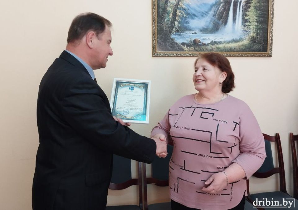 Поздравления по случаю прекрасного юбилея принимала жительница Дрибина Тамара Цмугунова
