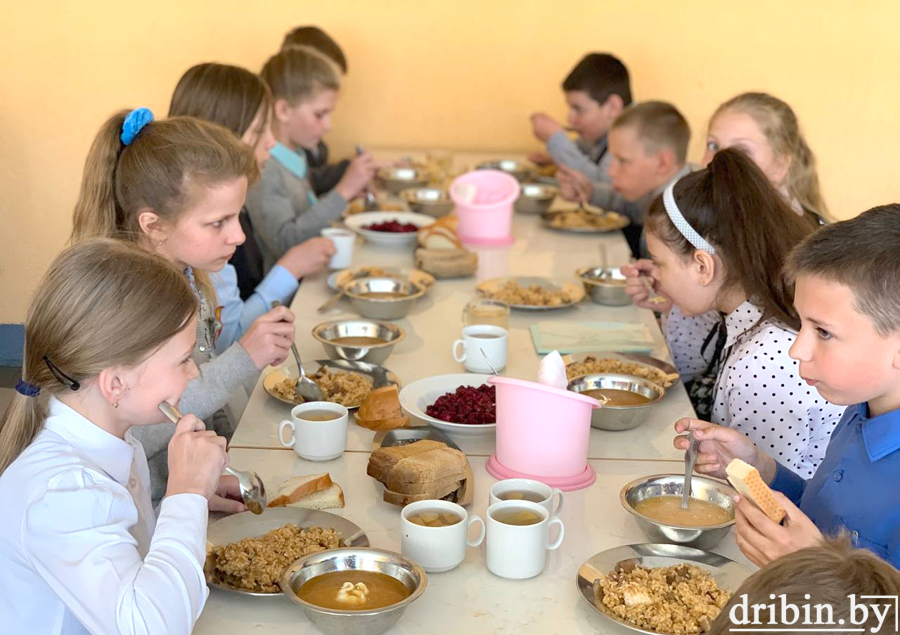 В Дрибинской средней школе учащиеся питаются с огромным удовольствием