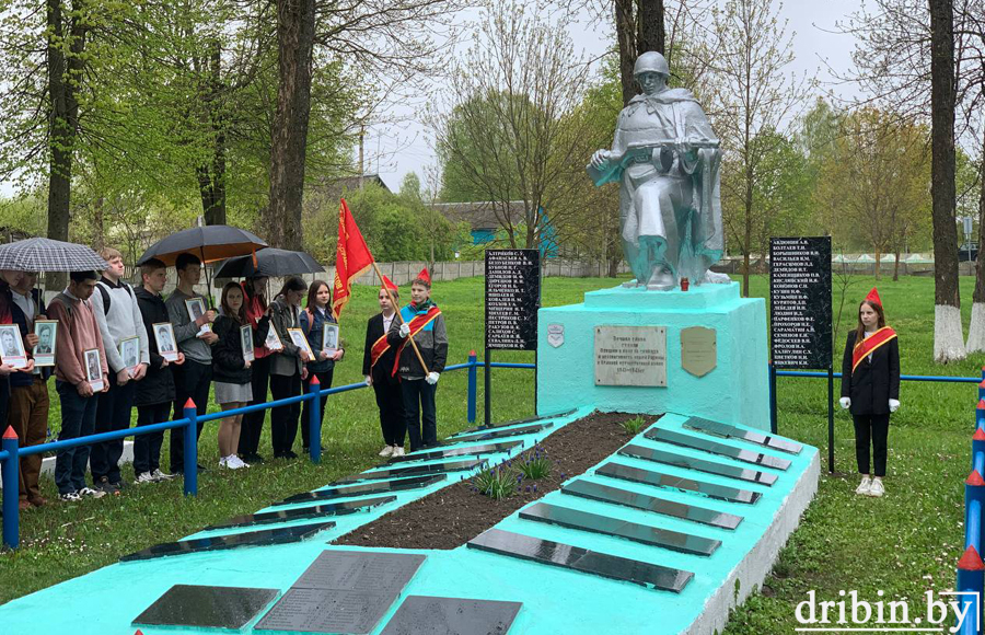 К братской могиле в Рясно возложили венки и цветы