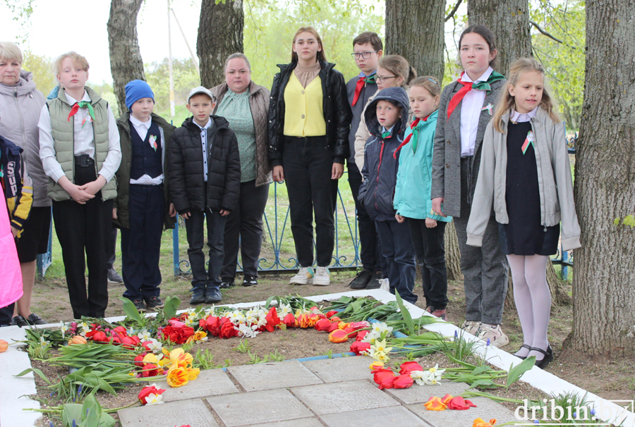 В агрогородке Черневка торжественно возложили цветы на братскую могилу