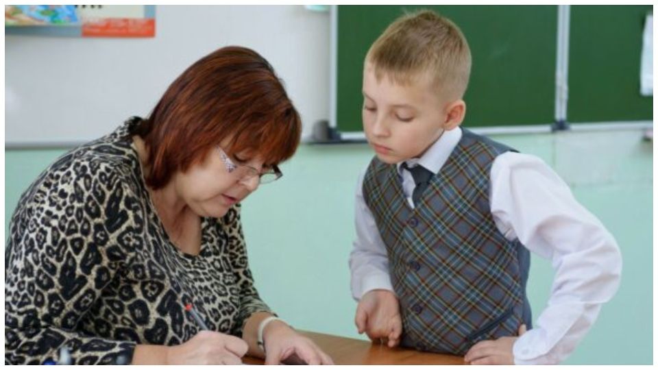 Оценивание ребенка в школе. Педагог и ученик. Школьники в школе. Учитель и ученик. Учитель в школе.