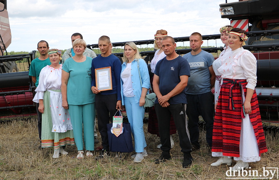Еще одного водителя «тысячника» на отвозке зерна от комбайнов чествовали в Дрибинском районе