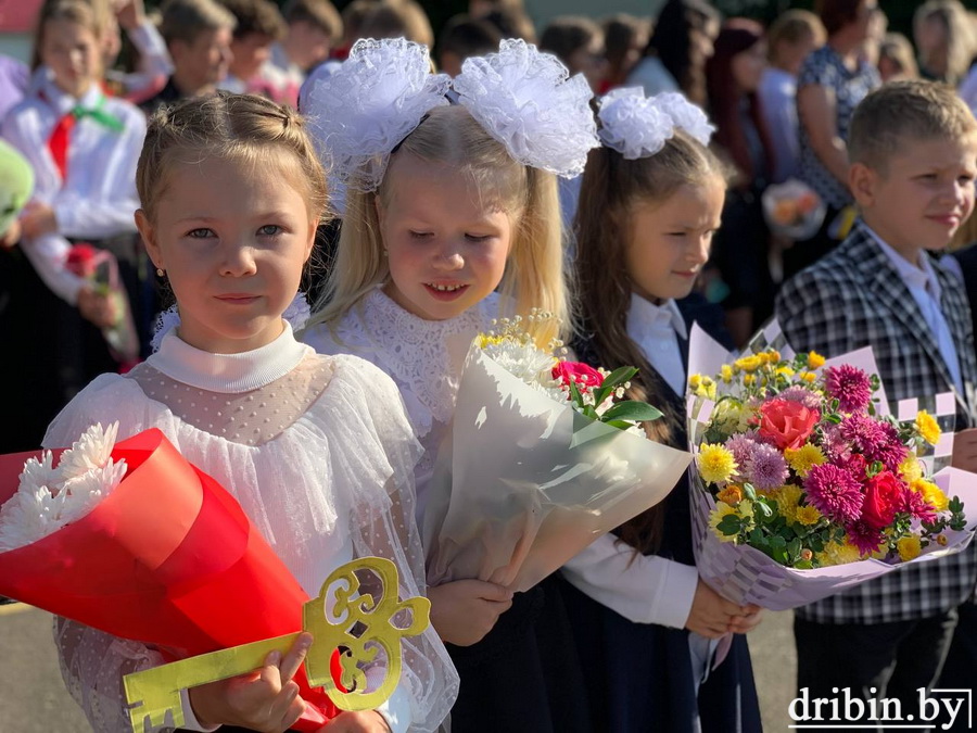 В Дрибинской средней школе в День знаний состоялся яркий праздник