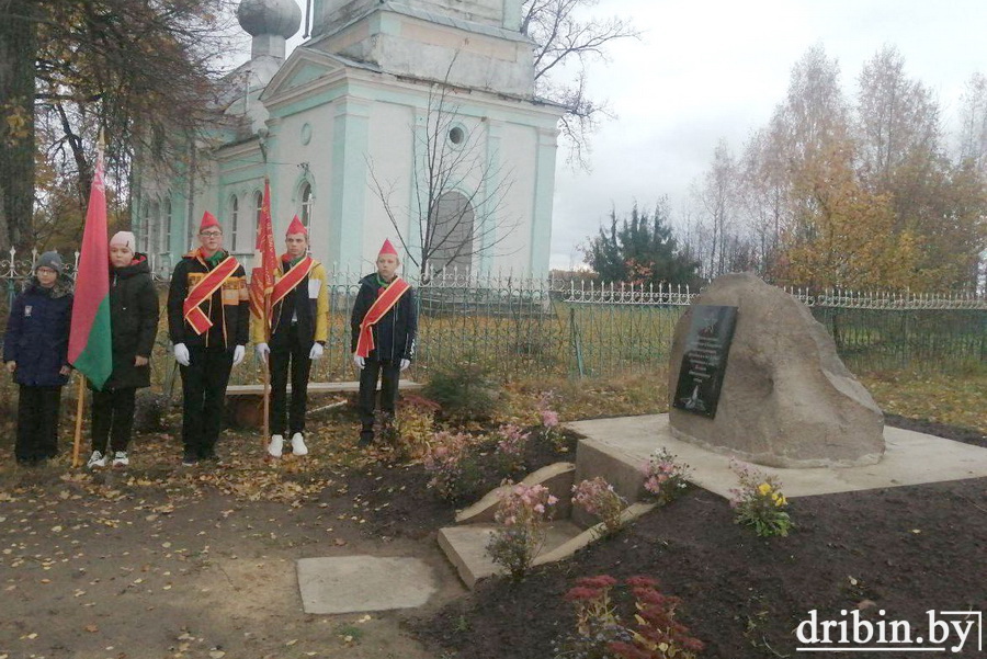 Мемориальную доску в честь погибших земляков и военнослужащих открыли в Кищицах