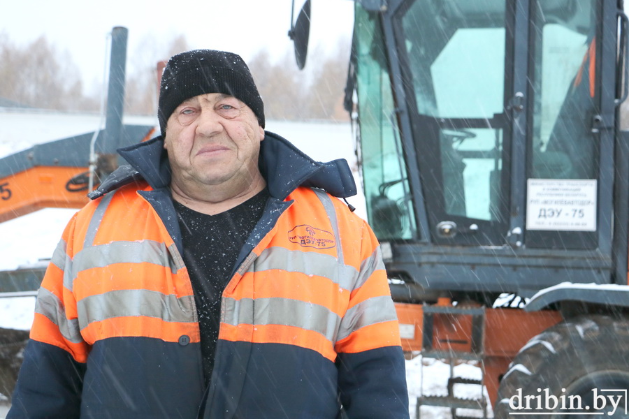 Незаменимый работник дорожной службы —машинист автогрейдера Виктор Латутин