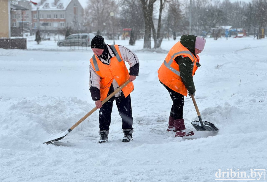 В Дрибинском районе ведется активная уборка снежных осадков