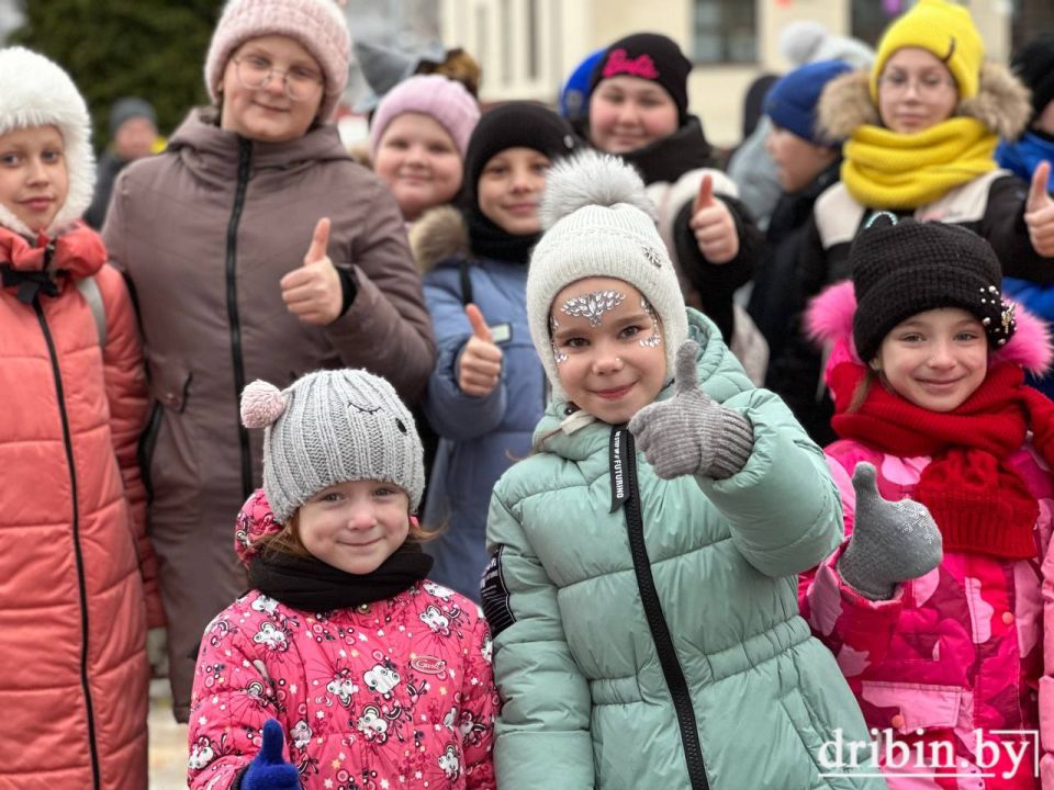 В очередной раз для юных жителей Дрибинского района гостеприимно распахнула двери резиденция Деда Мороза
