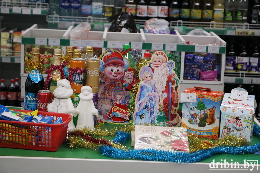 В преддверии праздников в Дрибинском районе изучается ассортимент товаров, оценивается новогоднее оформление