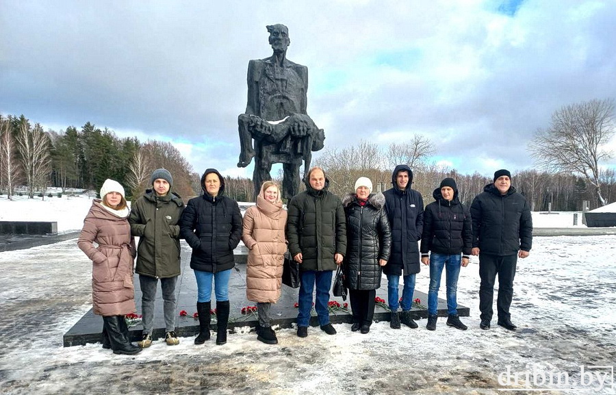 Молодые специалисты АПК района и работники коллектива ДРСУ-217 филиала КУП «Могилевоблдорстрой» посетили мемориальный комплекс «Хатынь»