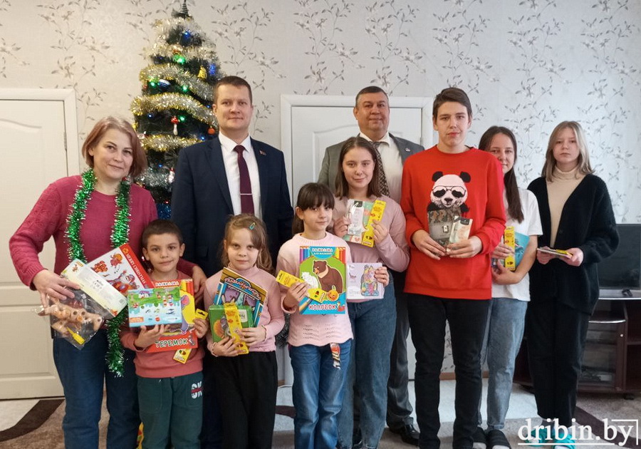Главврач Дрибинской центральной районной больницы поздравил с наступающими праздниками воспитанников детских домов семейного типа