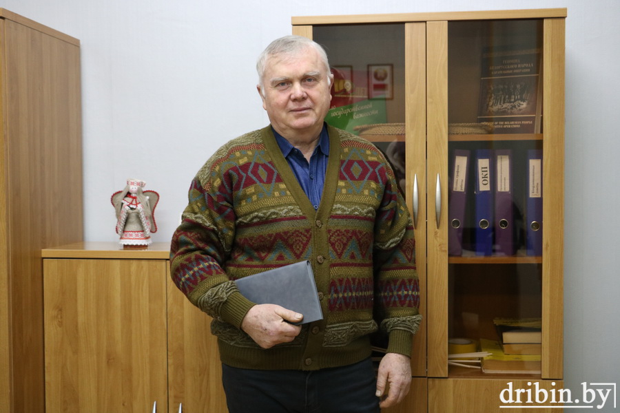 Помощь с доставкой на дом: социальный работник Сергей Рожков помогает пожилым сельчанам Дрибинщины