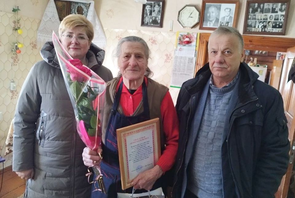 Поздравление с 90-летним юбилеем принимала староста деревни Русинка