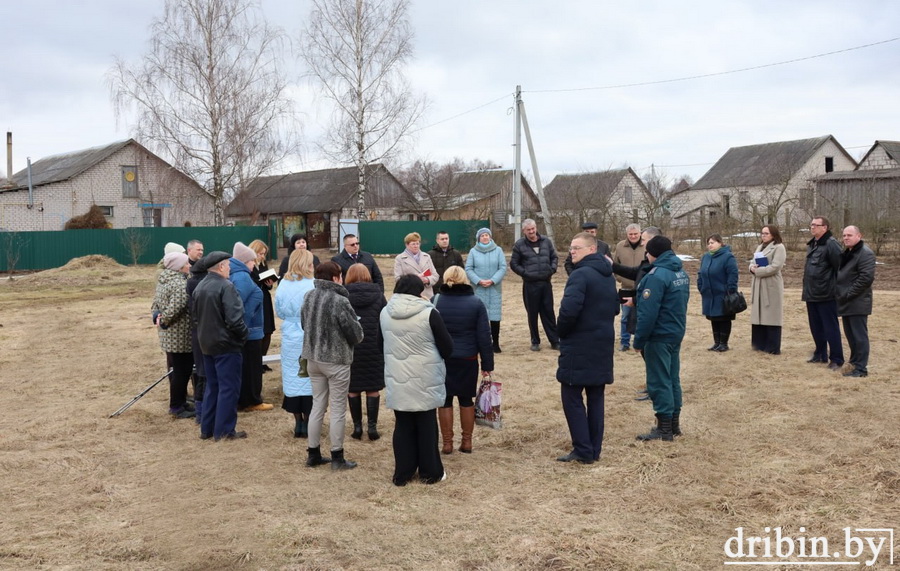 Встреча представителей власти с жителями улиц Набережная и Свиткова в Дрибине