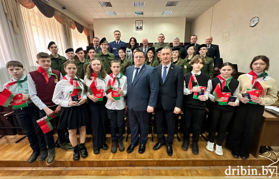 В День Конституции учащимся школ Дрибинского района вручили паспорта