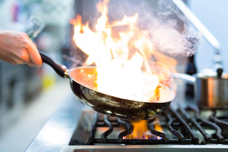 Что делать, если загорелось масло на сковородке?