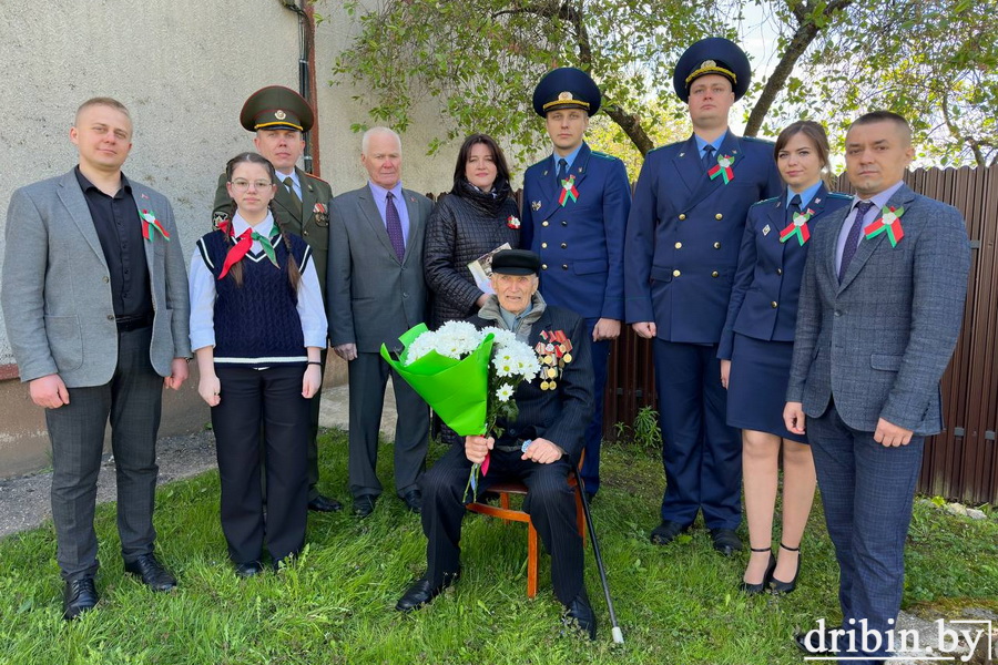Ветеран Великой Отечественной войны Владимир Аксенков принимал поздравления с наступающим Днем Победы