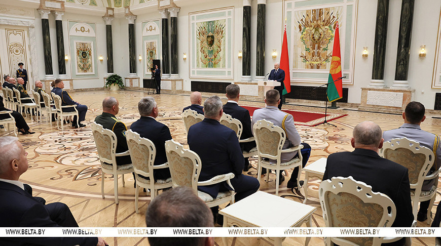 Лукашенко в преддверии священной даты – 80-летия Победы — вручил государственные награды