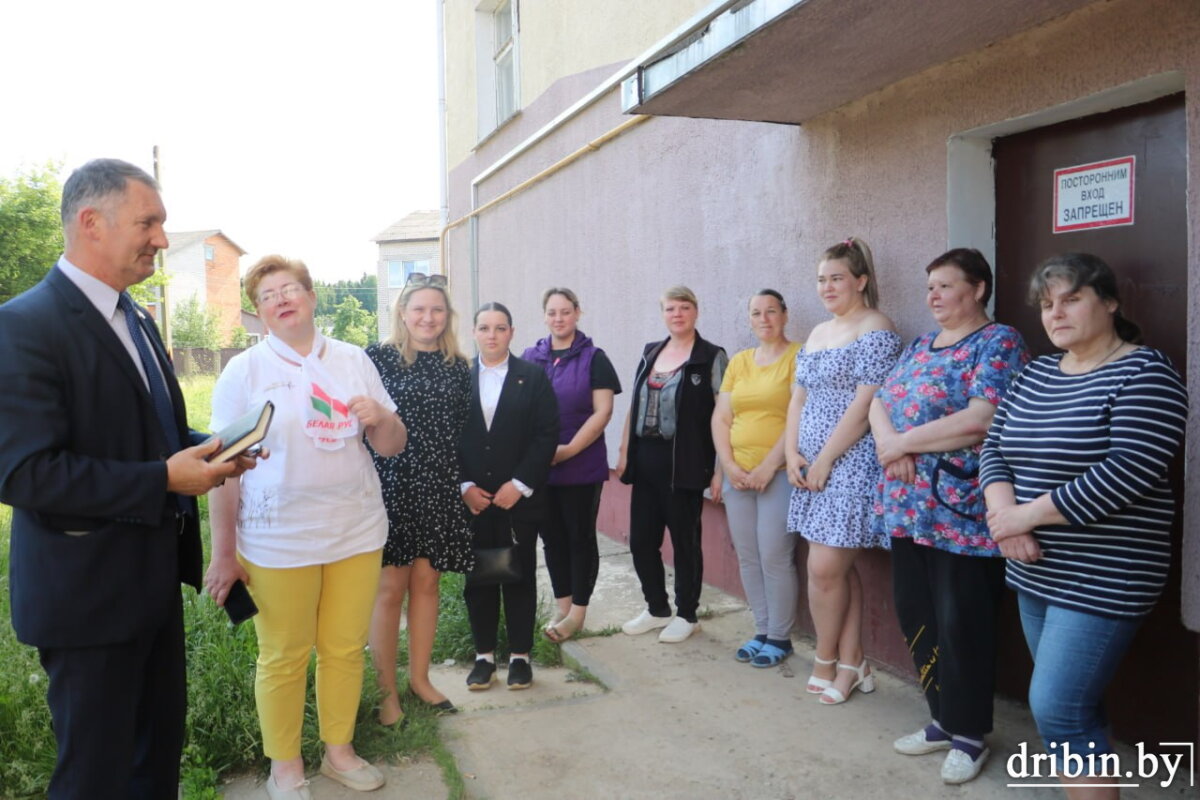 Жители агрогородка Трилесино наводят порядок в своих подьездах